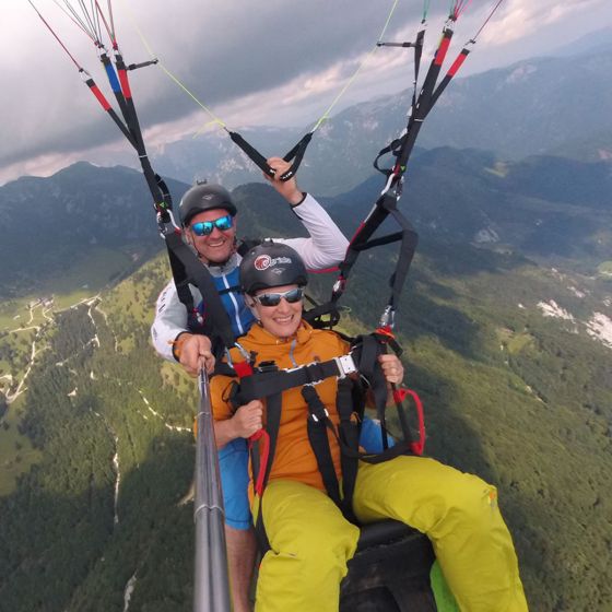 Volo acrobatico in parapendio da Krvavec