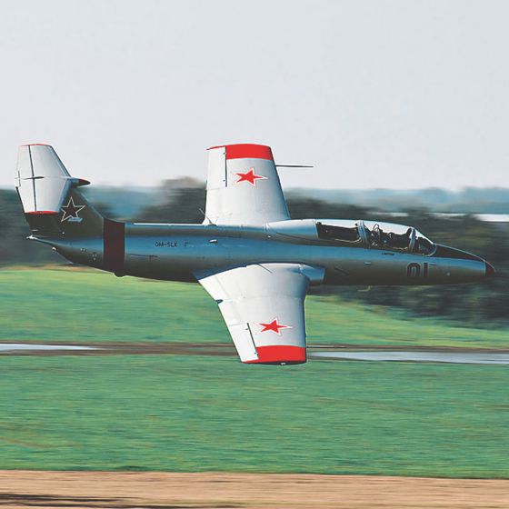 Il volo con l'Aero L-29 Delfin in Slovacchia