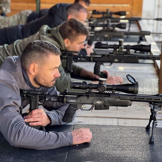 Schießen mit Sturm und Scharfschützengewehr in Kočevje