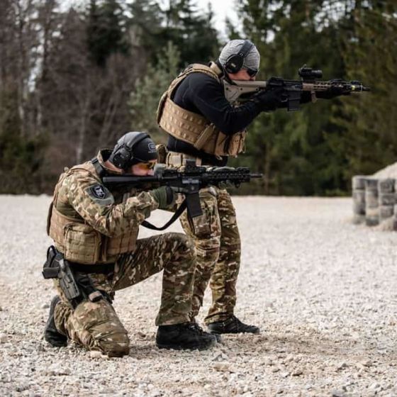 Schießen mit Sturm und Scharfschützengewehr in Kočevje